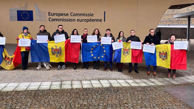 Flashmob la sediul Comisiei Europene privind aderarea R. Moldova la UE