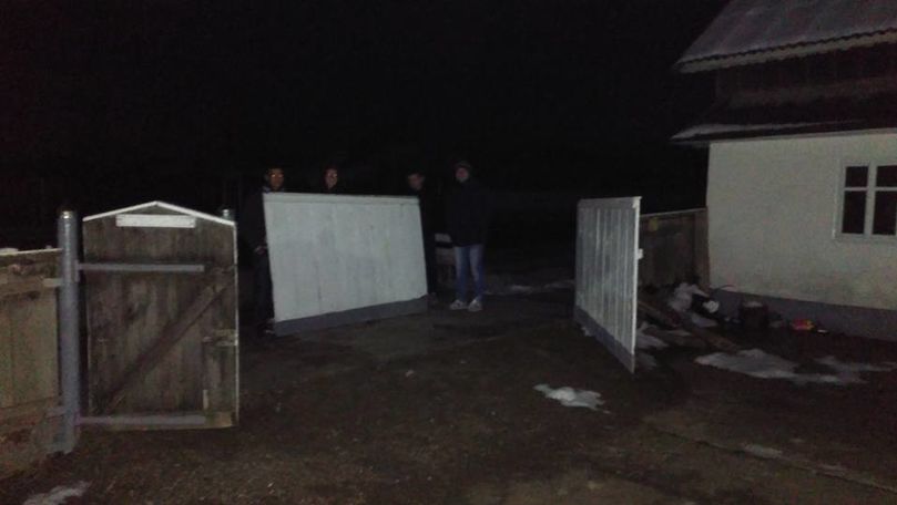 Noaptea de Sfântul Andrei: Tinerii se laudă pe TikTok cu porțile furate