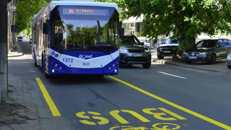 Șoferul unei mașini, surprins cum circulă pe banda transportului public