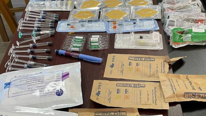 Produse injectabile și ustensile medicale, depistate de vameși la Tudora