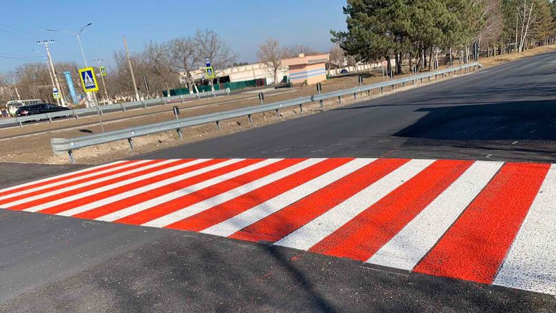 Treceri de pietoni, indicatoare rutiere și trotuare, amenajate în sate