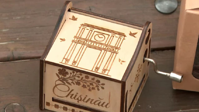 O tânără a decis să readucă tradiția cutiilor muzicale la Chișinău