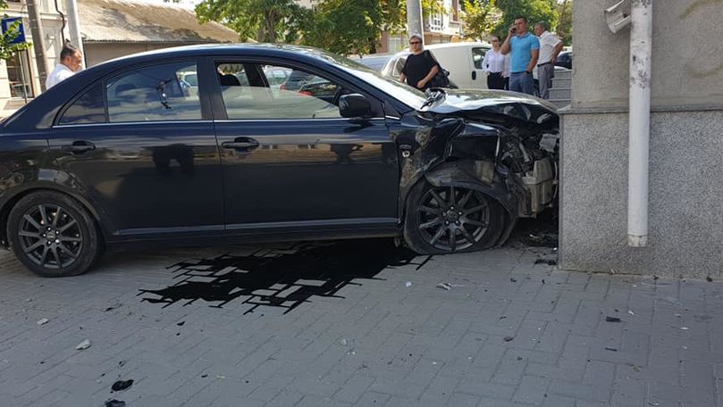 Grav accident în centrul Capitalei: Semafor rupt și o mașină în perete