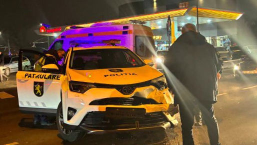 Accident rutier în Chișinău: O mașină a Poliției s-a ciocnit cu un Volkswagen