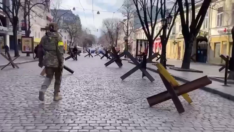 Дерибасовскую в Одессе заблокировали противотанковыми ежами.