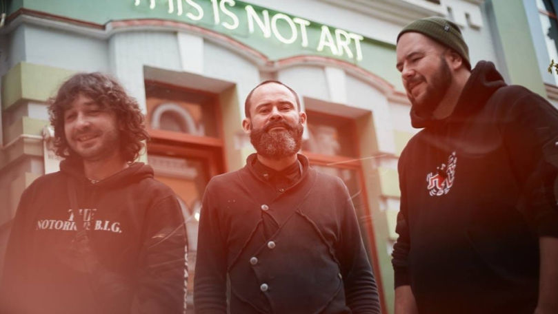 До клуба все трое музыкантов не смогли добраться.