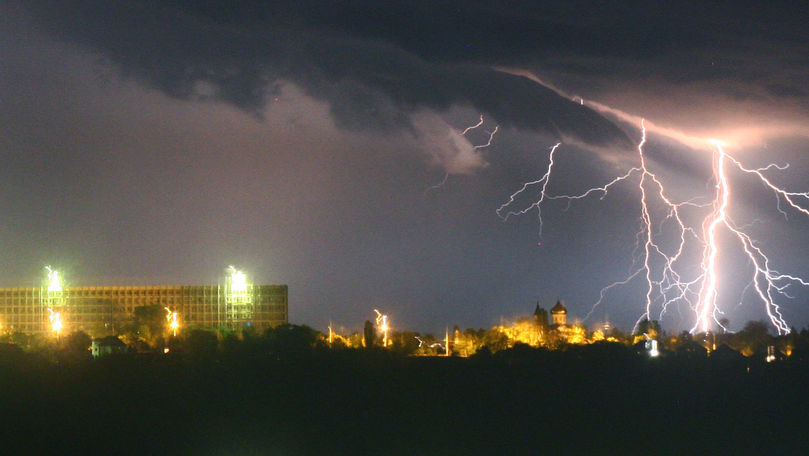 Alertă meteo: Cod Galben de ploi cu fulgere și vijelie. Perioada vizată