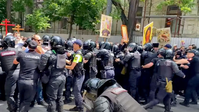 Bărbatul care a forțat cordonul carabinierilor s-a ales cu proces penal