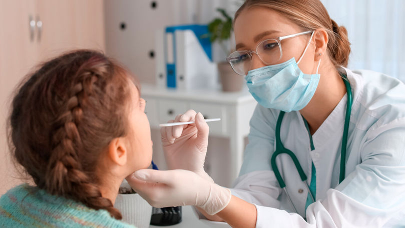 Врач: Новый вариант COVID часто вызывает боль в горле.