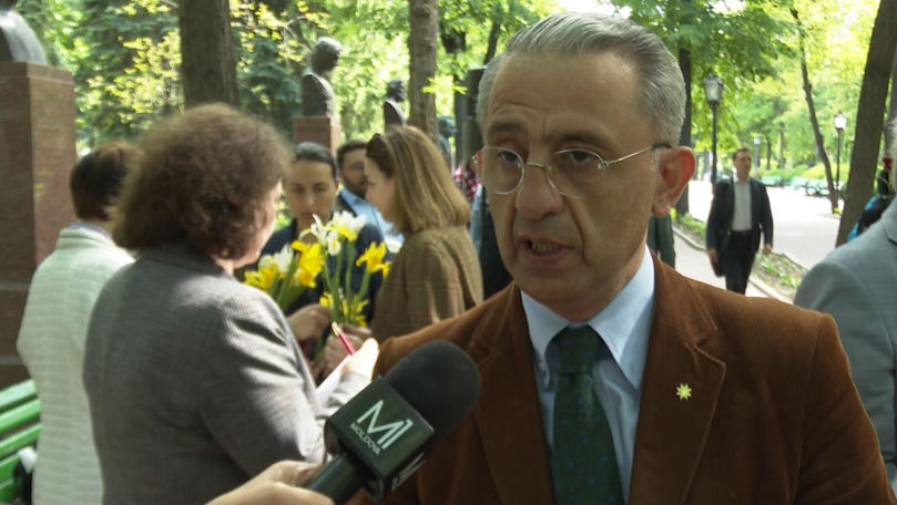 Un poet azer, premiat pentru traducerea versurilor lui Grigore Vieru