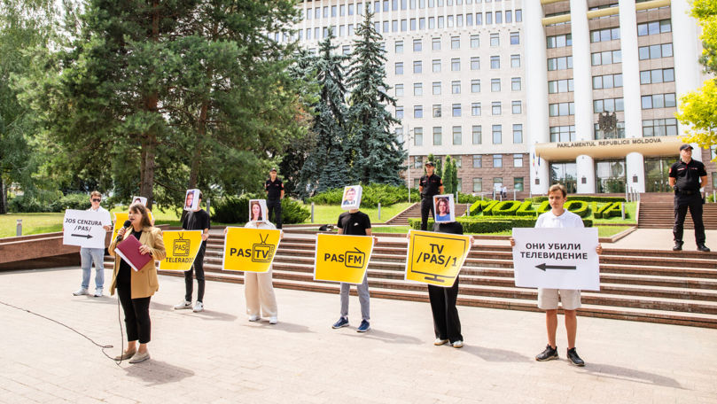 Activiștii PSRM au protestat la Parlament, cerând libertatea presei