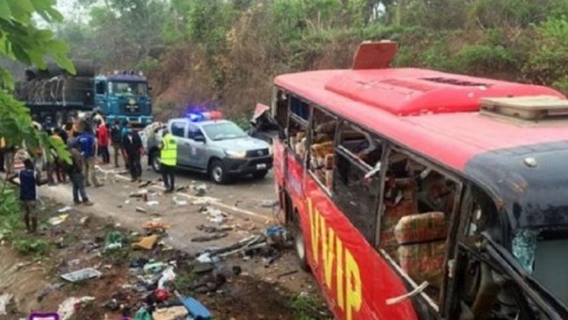 Două autobuze s-au ciocnit frontal: 50 de oameni au murit arşi