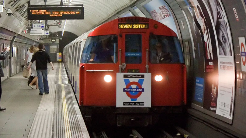 Pană de curent în metroul din Londra: Pasageri blocați și stații închise