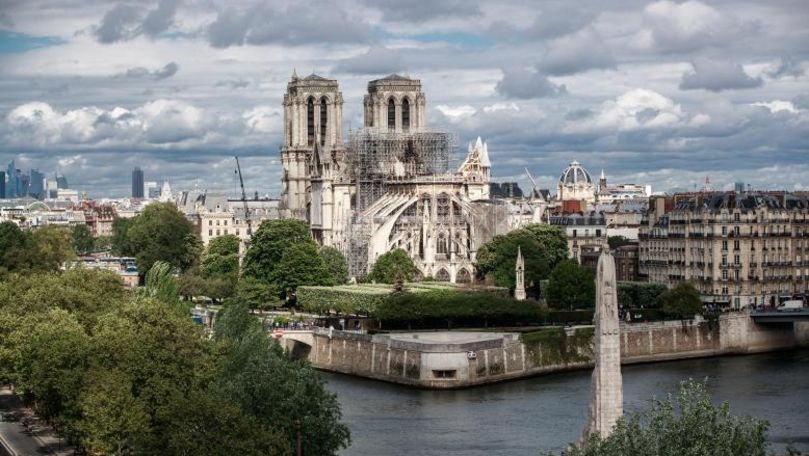 Piscină propusă pe catedrala Notre-Dame. Reacția francezilor