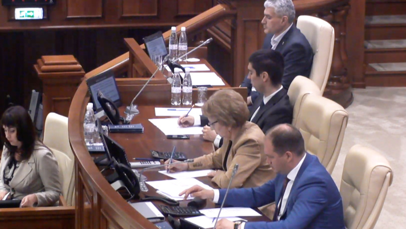 В августе парламент проведет специальное заседание для внесения поправок в бюджет.
