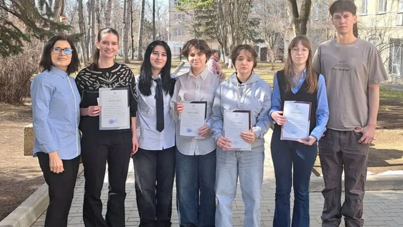 Patru elevi au cucerit aurul și bronzul la Olimpiada de limba engleză