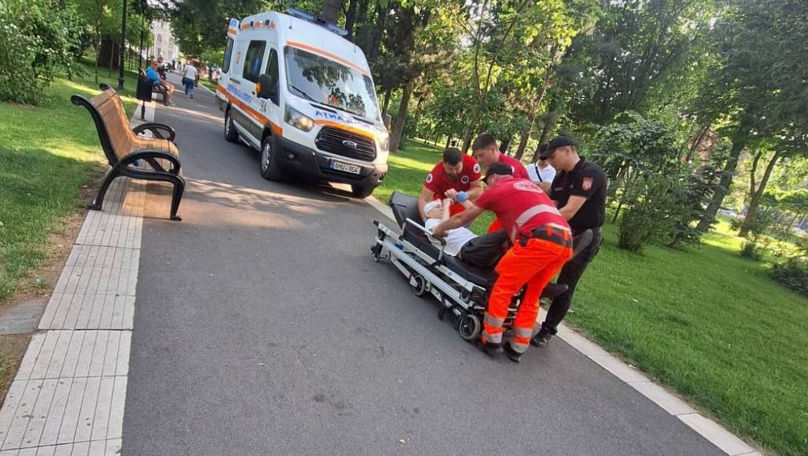 S-a prăbușit brusc la pământ: Un bărbat, ajutat de carabinieri