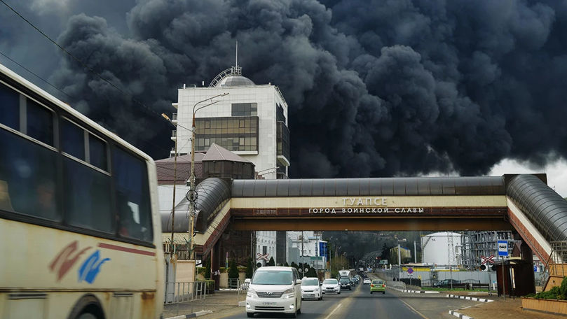 В Туапсе эвакуируют людей из-за пожара на нефтеперерабатывающем заводе.