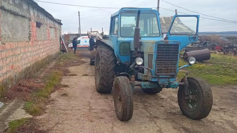 Edineț: Un bărbat a murit după ce a fost strivit de remorca unui tractor