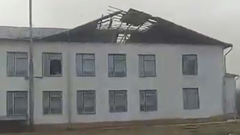 Momentul în care vântul smulge acoperișul unei școli din Telenești
