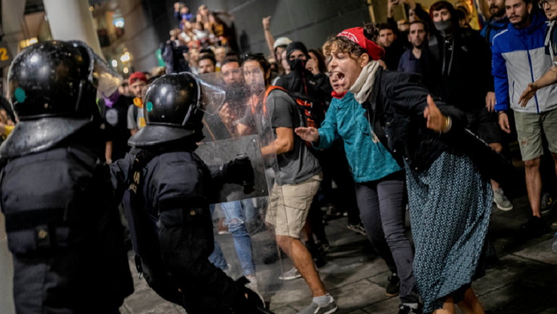 Furie şi ciocniri la Barcelona după condamnarea separatiştilor