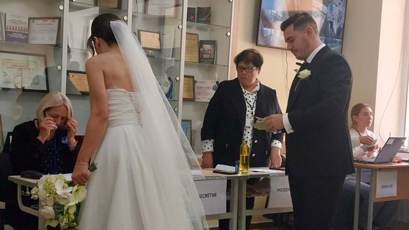 La vot în rochie de mireasă. Un cuplu a mers la urne în ziua nunții