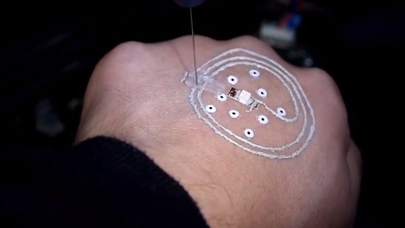 Imprimanta 3D ieftină care îți printează un gadget direct pe mână