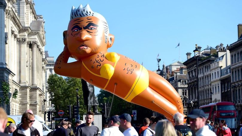 Un balon cu primarul Londrei în bikini, în zbor, aproape de Parlament