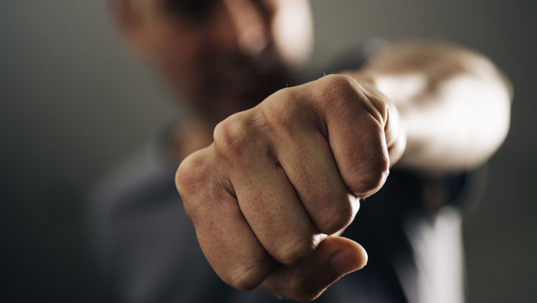 O tânără, bătută brutal de un bărbat, într-un local din Vulcănești