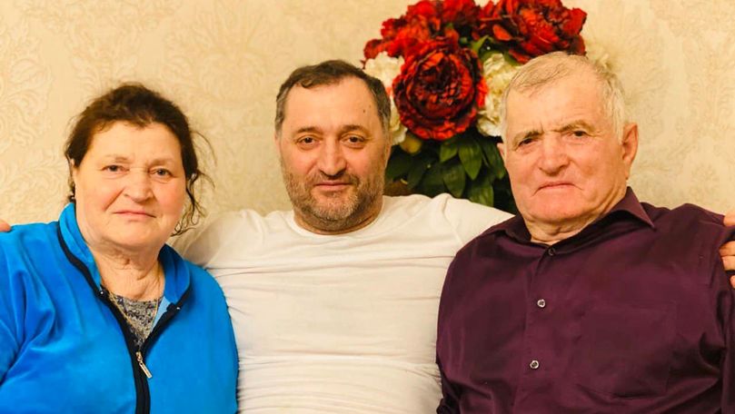 Vlad Filat, într-o poză alături de părinți: Cel mai bine este acasă