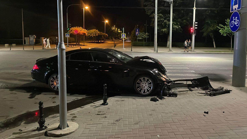 Accident în fața Președinției: Un șofer și pasagera, duși la spital