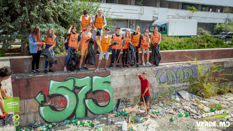Un grup de tineri au curățat havuzul din fața Hotelului Național