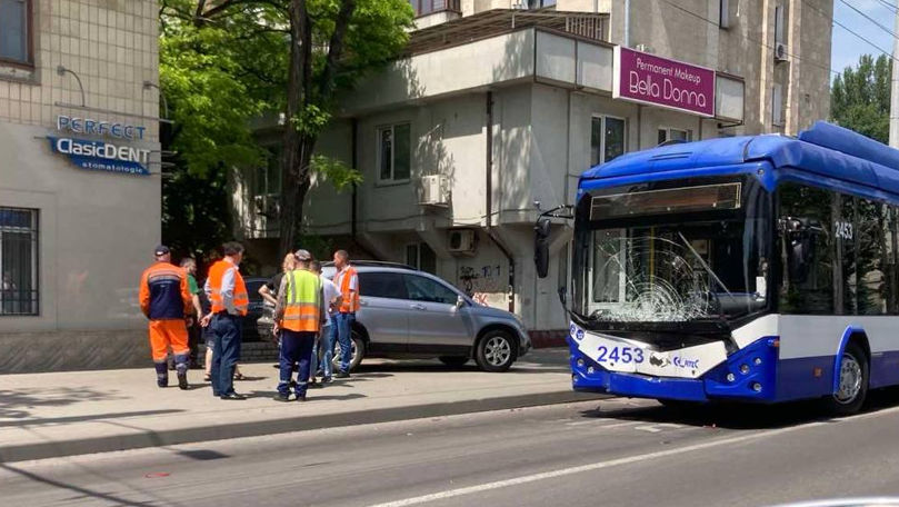 Accident între un troleibuz și un automobil pe o stradă din Chișinău