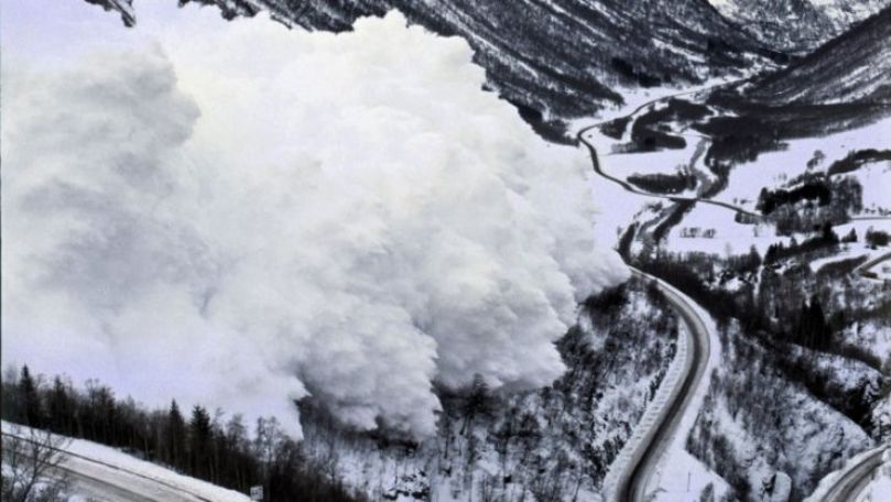 Risc major de avalanşă în toate masivele muntoase din judeţul Hunedoara