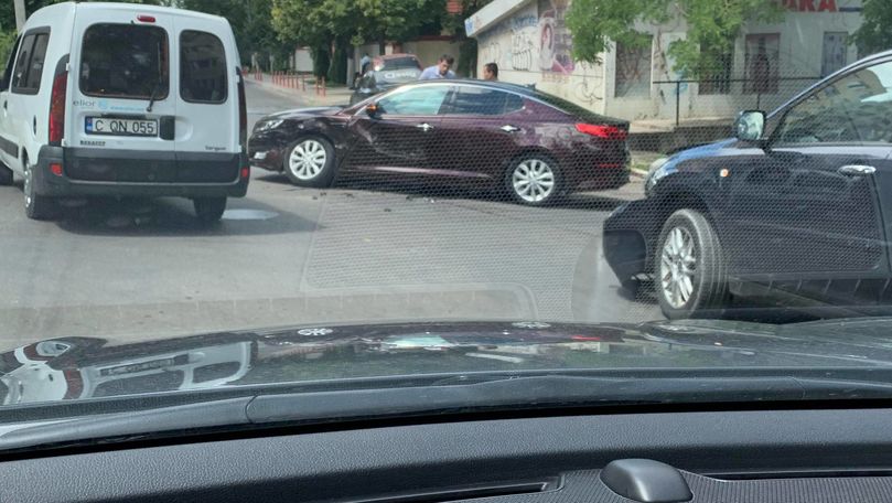 Șoferița unui Lexus s-a ciocnit cu o mașină a corpului diplomatic