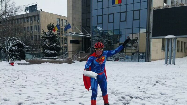 Un oraș din România, deszăpezit de un bărbat deghizat în Superman