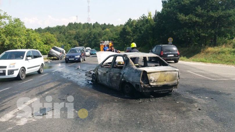 Accident la Hâncești: Un taxi a ars, iar un Renault a ajuns în parapet