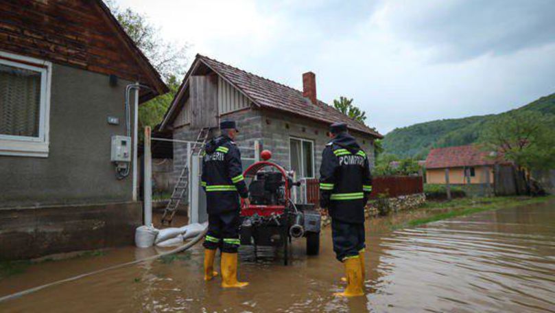 Scene apocaliptice în România. Oamenii, scoși pe brațe de salvatori