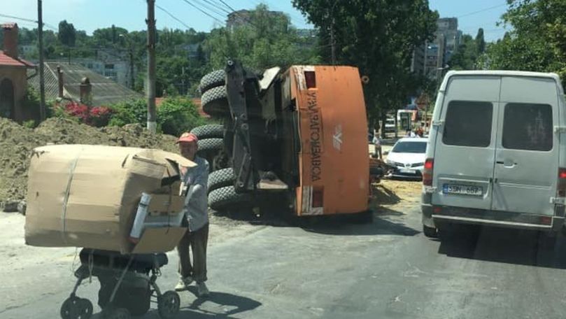 Accident pe un șantier din Capitală: Excavator, răstunat peste o mașină