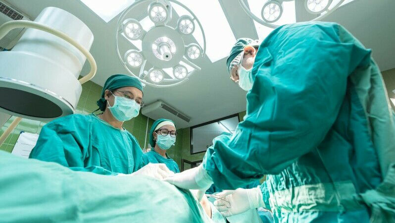 O fată care suferă de sindromul Rapunzel a fost operată în Cehia