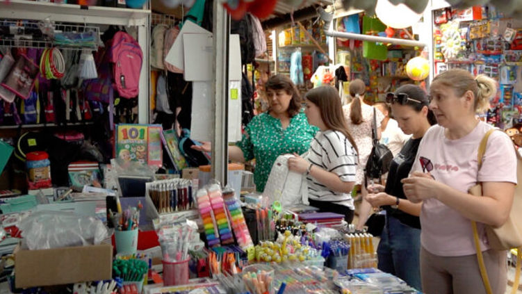 Родители школьников готовятся к  учебному году: 2000 евро на троих детей. 