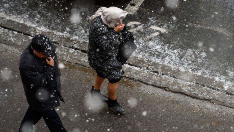 Primii fulgi de zăpadă, așternuți pe străzile din Capitală