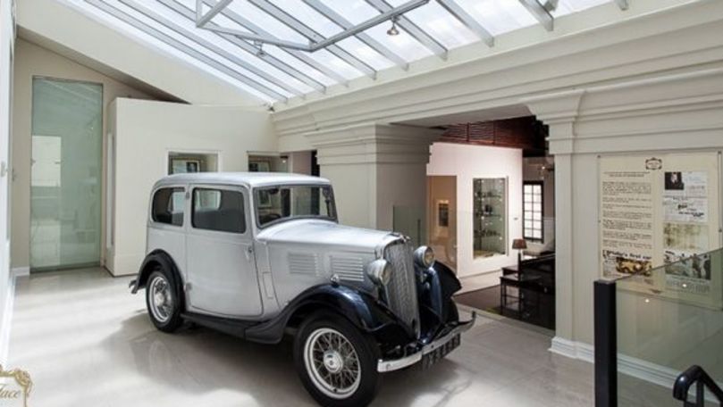 Prima maşină cumpărată de Prinţul Philip, păstrată la un hotel