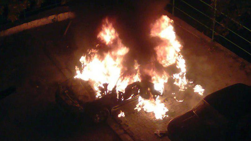 Mașină în flăcări la Ciocana: Poliția și pompierii, la fața locului