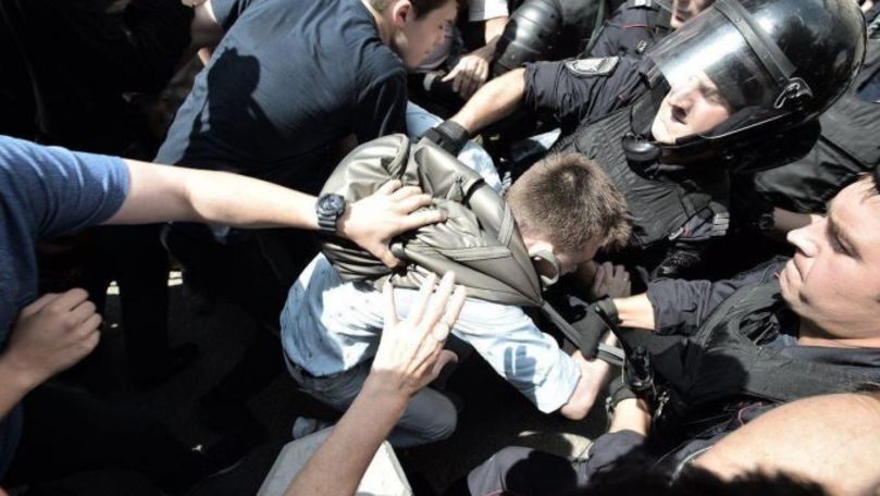 UE critică Rusia pentru arestările operate în timpul unei manifestații