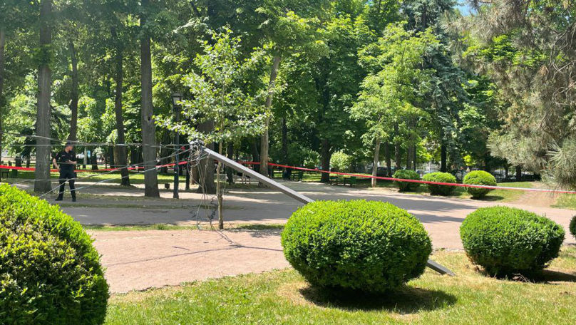 În Chișinău nu doar copacii cad: Un stâlp s-a prăbușit într-un parc