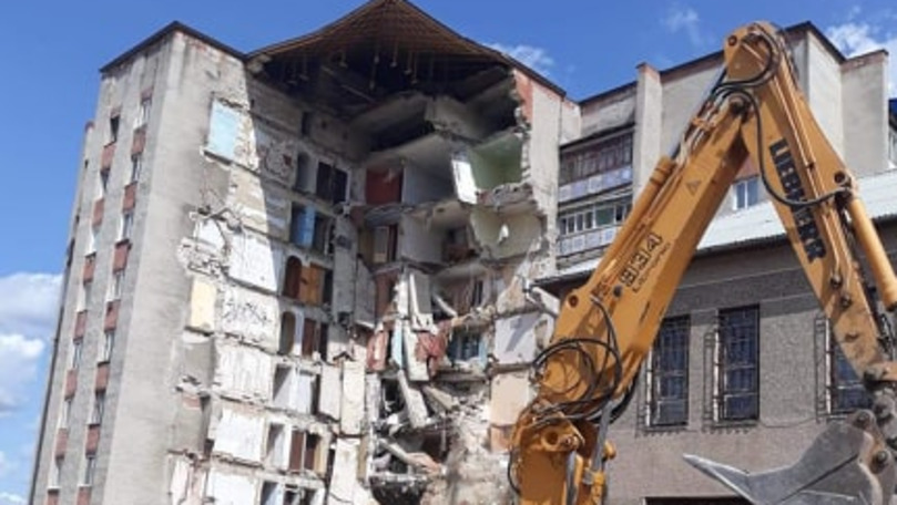 IGSU: A început demolarea blocului de locuit avariat de la Otaci