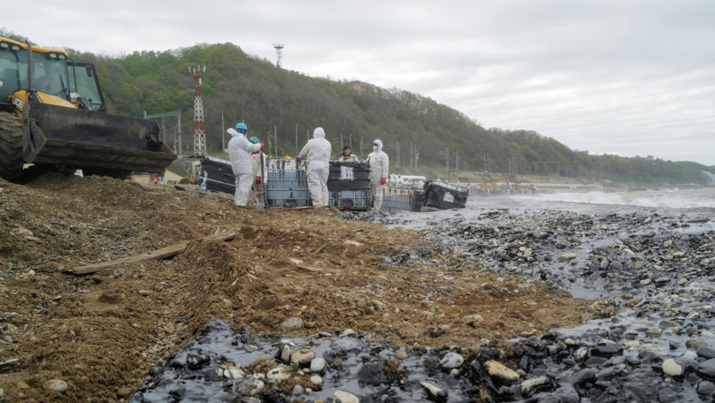 В Туапсе по улице разлилась кипящая нефть после удара дронов по НПЗ.