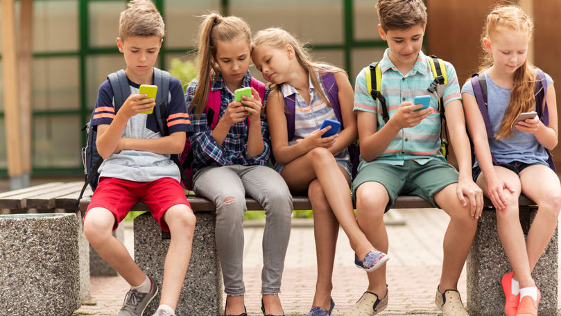 Эксперты: Детям до 11 лет следует запретить мобильный телефон, детям до 13 – доступ в Интернет.