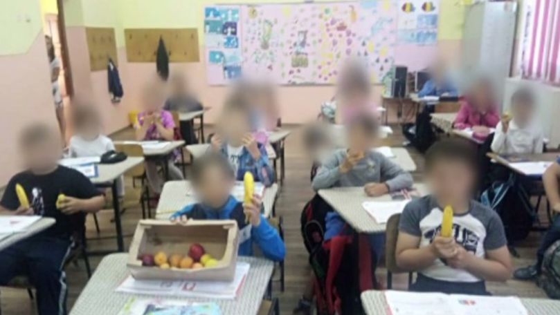 România: Elevi puși să mimeze că mănâncă fructe pentru o ședință foto